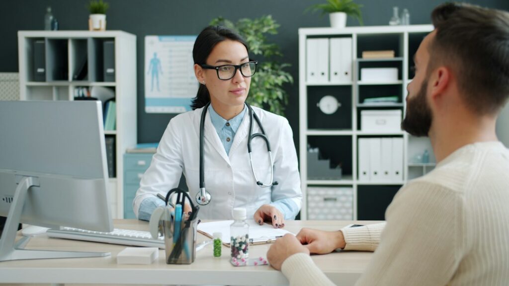 Jinekomasti şikayeti için doktor değerlendirmesi; Adana plastik cerrahi ve erkek meme küçültme bilgilendirme görseli