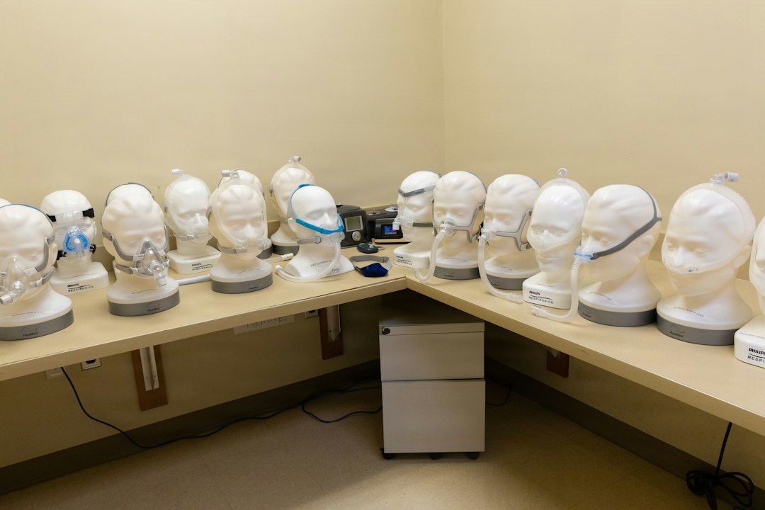 Uyku apnesi tedavisinde kullanılan CPAP maskeleri ve pozitif hava yolu basıncı cihazları; EPC Hastanesi bilgilendirme görseli