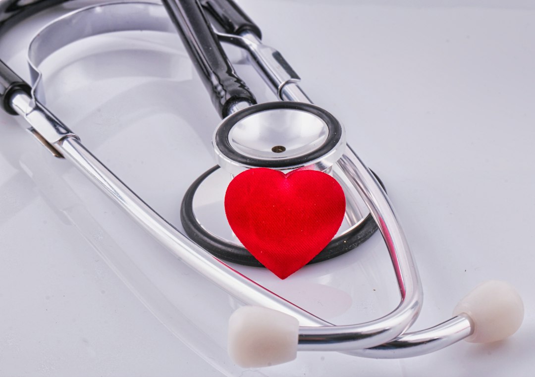 Kalp sağlığı, CAC skoru, ApoB ve Lipoprotein(a) değerlendirmesini temsil eden kalp ve stetoskop görseli; EPC Hastanesi