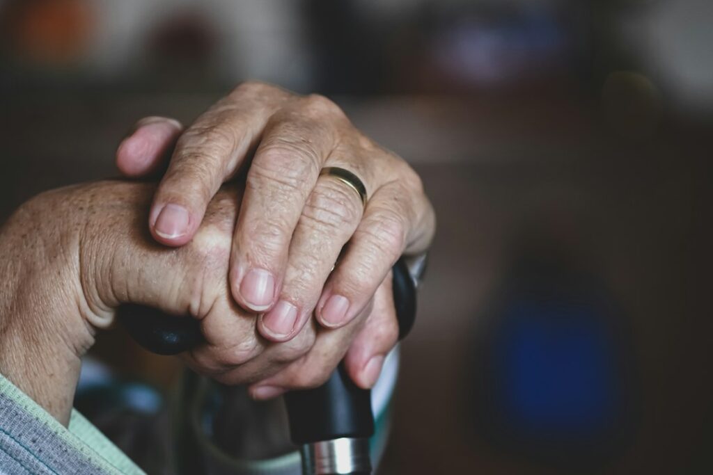 Osteoporoz ve kemik erimesi riskini temsil eden ileri yaş el ve baston görseli; EPC Hastanesi