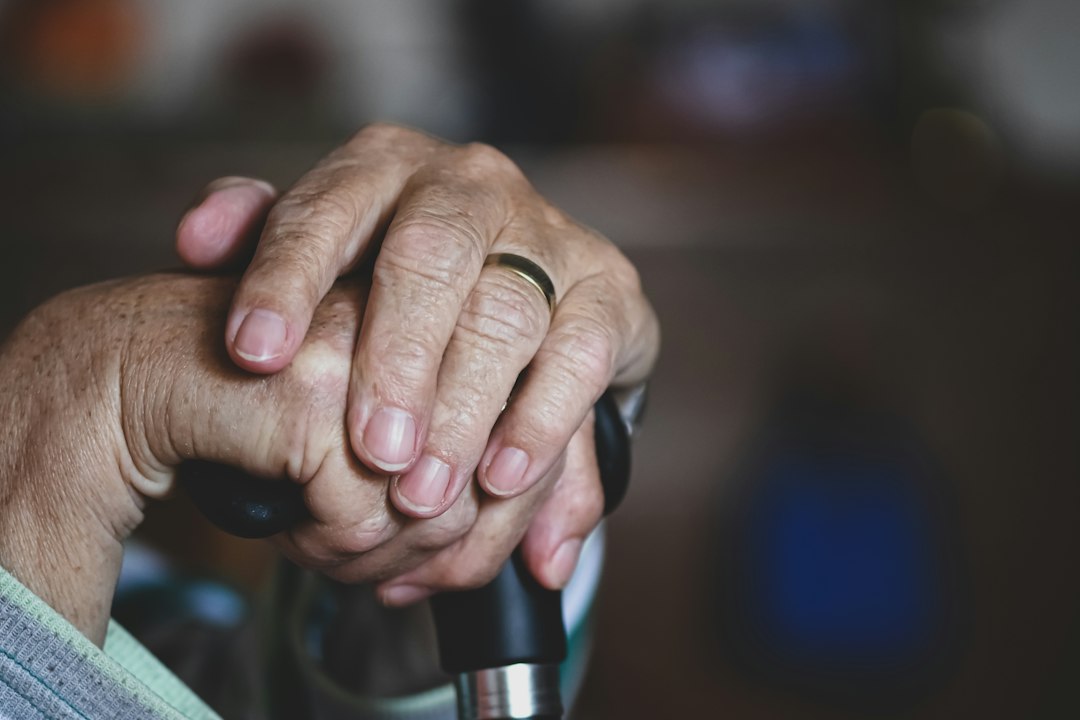 Osteoporoz ve kemik erimesi riskini temsil eden ileri yaş el ve baston görseli; EPC Hastanesi