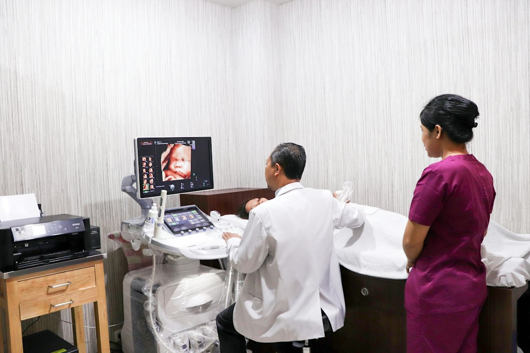 Safra kesesi polipi değerlendirmesini temsil eden abdominal ultrasonografi muayenesi; EPC Hastanesi