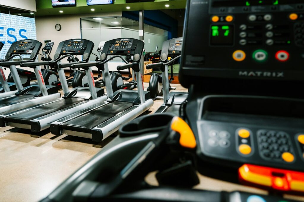 VO2 Max, kardiyorespiratuvar kapasite ve sağlıklı yaşlanmayı temsil eden koşu bandında egzersiz yapan kişi; EPC Hastanesi